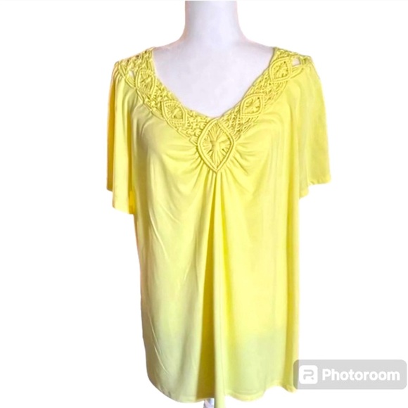 Faded Glory Embroidered Cut Out Keyhole Back Top Size 2X (18W-20W) - Picture 1 of 10